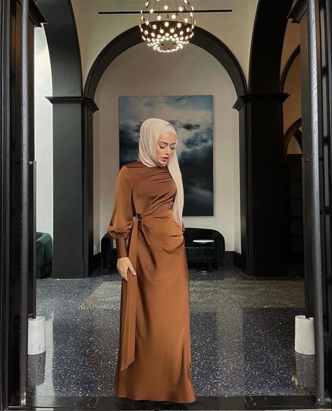 Brown Dress Hijab, Hijabi Silk Dress, Model Dress Satin Hijab, Silk Dress Hijab, Satin Abaya Dress, Satin Dress Outfit, Brown Satin Dress, Silk Skirt Outfit, Elegant Silk Dresses