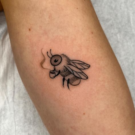 ✿ MALMO GUEST SPOT ✿ On 9th of May I will be guesting at @malortmalmo ❤️ You can send me an email with your idea at fede.tattooing@gmail.com As I’m working one day I have very limited spots , Looking forward to be there and hear your ideas ❤️ Traditional Style Bee Tattoo, Traditional Bee Tattoo, Cute Bee Tattoo, Honey Bee Tattoo Ideas, Bee Tattoo Ideas, Honey Bee Tattoo, Interesting Tattoos, Body Decoration, Getting A Tattoo