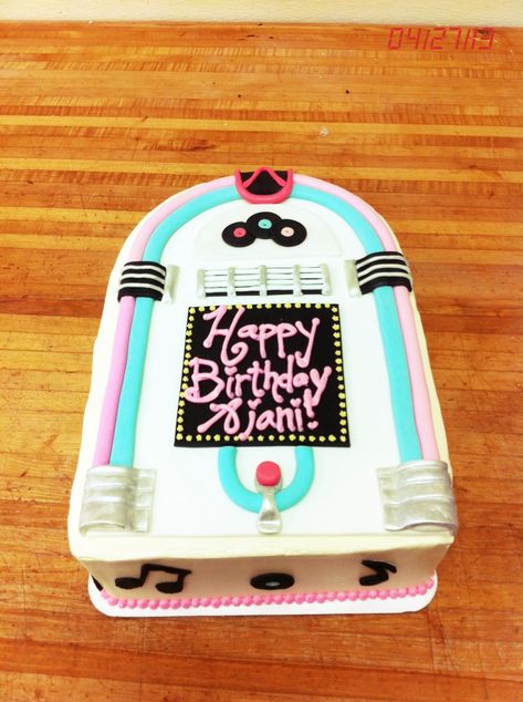 Juke Box Cake! By baked on oceanview in Montrose, CA Jukebox Cake Ideas, 50s Cake Theme, Sock Hop Cake Ideas, 1950s Cake Ideas, 50s Themed Cake, 50s Birthday Cake, Retro Cake Ideas, Jukebox Cake, Birthday Cake Music