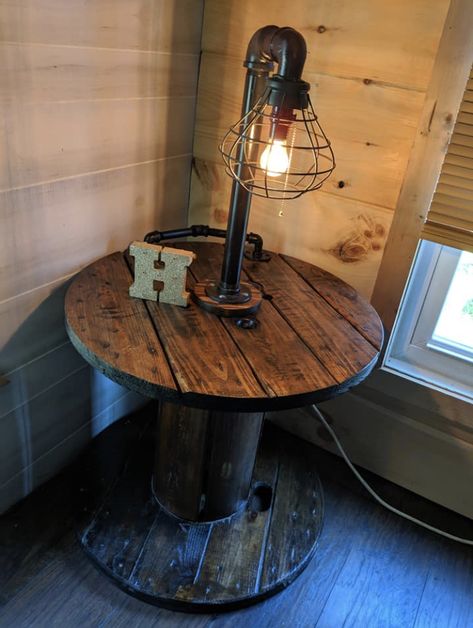 Spool table with lamp Wooden Spool Furniture, Spool End Table Ideas, Wire Spool Projects, Electrical Spool Ideas, Wire Reel Ideas, Wooden Wire Spool Ideas, Wood Spool Ideas Diy Projects, Wood Spool Ideas, Cable Spool Ideas Diy