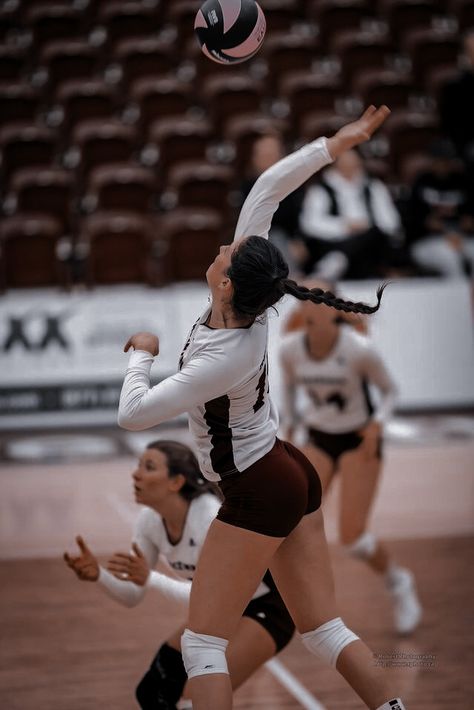 Volleyball Girl Aesthetic, Volley Girl, Aesthetic Volleyball, Volleyball Hitter, Volleyball Drawing, Volleyball Aesthetic, Volleyball Photography, Volleyball Wallpaper, Gymnastics Tricks