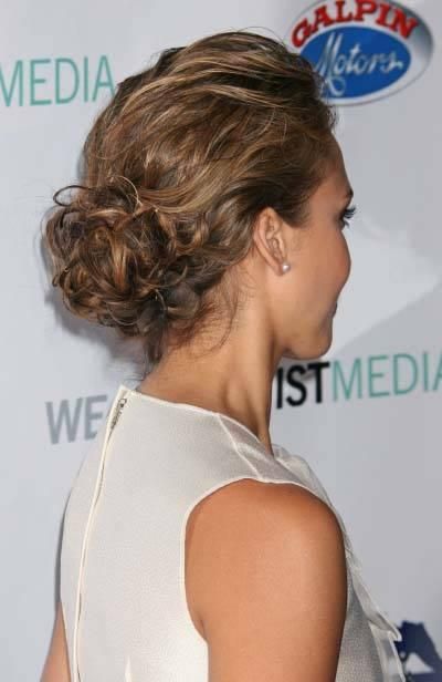 Romantic messy updo Updo Side Part, Updo Side, Loose Chignon, Jessica Alba Hair, Soft Updo, Side Bun Hairstyles, Low Chignon, Wedding Bun Hairstyles, Chignon Hair