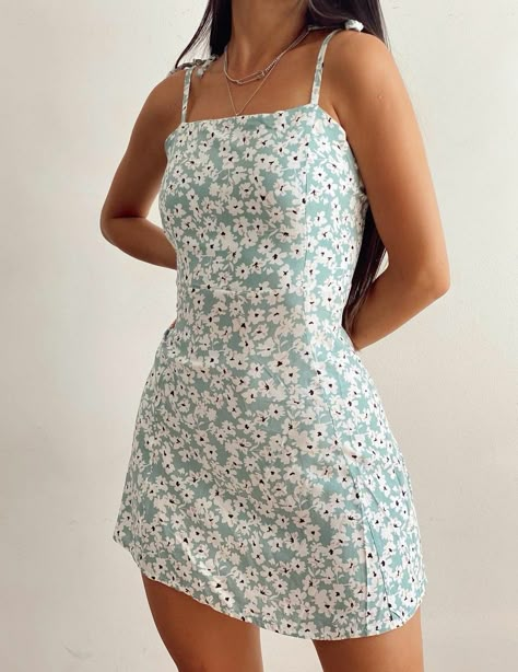 Pretty Summer Dresses Casual, Short Summer Dress Outfits, Summer Dress Ideas Casual, Sundress Outfit Aesthetic, Sun Dresses Aesthetic, Tight Summer Dress, Cute Sun Dresses, Cute Day Dresses, Aesthetic Dresses Casual