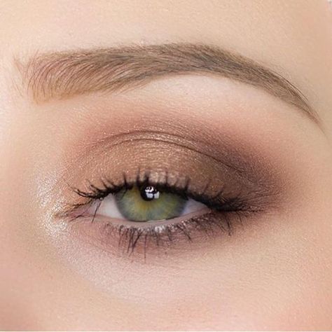 8 Best Eyeshadow Looks For Green Eyes - Society19 Eyeshadow Looks For Green Eyes, Make Up Yeux, Simple Eyeshadow Looks, Subtle Eye Makeup, Looks For Green Eyes, Evening Eye Makeup, Eyeshadow For Green Eyes, Mekap Mata, Eyeshadow For Blue Eyes