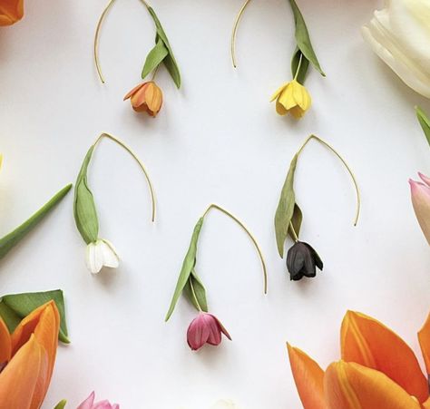 Tulip Polymer Clay Earrings, Polymer Clay Spring Ideas, Polimery Clay Ideas Cute, Polymer Clay Necklaces, Clay Tulip, Spring Polymer Clay, Cercei Din Lut Polimeric, Polymer Clay Flower Earrings, Glow Jewelry