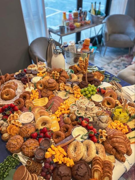 Brunch table and mimosa bar for a team-building spa day. Pretty sure if I tag this company they’re going to receive about 100 job applications🥂 🥐🥯 Jumbo croissants & pumpkin bagels 🧇 Baby Belgian waffles & monster muffins 🍎🍩 Apple cider donuts & caramel apple cupcakes 🫐 ￼Mini blueberry scones & muffins 🐷 Sliced honey ham ￼& chicken pinwheels 🧀 Lots of meats and cheeses 🍫 Chocolate soufflé cups 🍇🍊 Fresh fruits with caramel & whip dips 🍓🍯 Cream cheeses, dips, jams & hot honey Bagel Bridal Shower Brunch Ideas, Waffle Donuts, Pumpkin Bagels, Caramel Apple Cupcakes, Chicken Pinwheels, Bagel Bar, Honey Ham, Apple Cupcakes, Fall Brunch