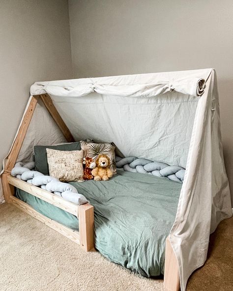 Montessori Tent Bed, Tent Bed Cover, Kids Mattress On Floor, Diy Teepee Bed Frame, Mattress On The Floor Bedroom Decor, Tent Bed Ideas, Tent Floor Bed, Kids Bed Frame Ideas, Tent Toddler Bed