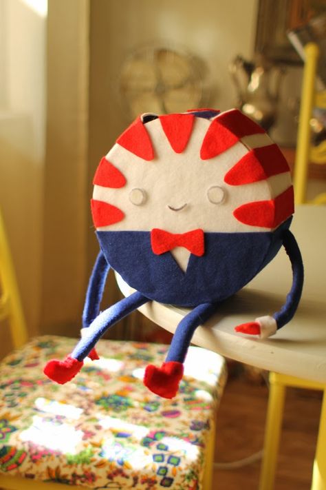 Adventure Time fans!  Make your own Peppermint Butler with Cardboard, paper and felt!  http://craft-deee. Adventure Time Birthday Party, Adventure Time Crafts, Adventure Time Birthday, Peppermint Butler, Adventure Time Parties, Adventure Time Cosplay, Nerd Crafts, Cosplay Diy, Cardboard Paper