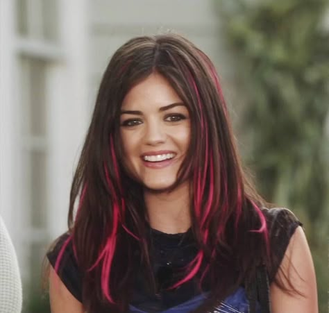 Aria Montgomery Hair Pink, Elena Gilbert Pink Hair, Aria Pink Hair, Aria Montgomery Pink Hair, Dark Brown Hair With Pink Highlights, Brown Hair With Pink Streaks, Red Streaks In Brown Hair, Pink Streaks In Brown Hair, Pink Highlights In Brown Hair