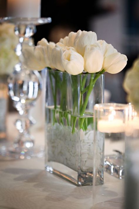 White tulips were arranged in a rectangular vase, surrounded by floating candles Rectangular Vase, Tulip Wedding, Tall Wedding Centerpieces, Tafel Decor, Trendy Flowers, White Tulips, Deco Floral, Floating Candles, Bridal Flowers