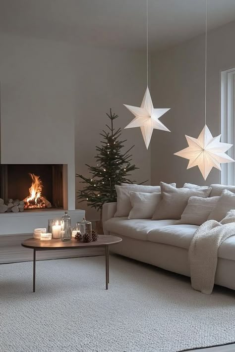 The Holiday Interior Design, White Christmas Decorations Tree, Christmas Interior Aesthetic, Minimal Christmas Decor Ideas, Christmas Aesthetic Minimalist, Minimalist Xmas Decor, Christmas Decor Ideas 2024, Minimalistic Christmas Decor, Xmas Living Room