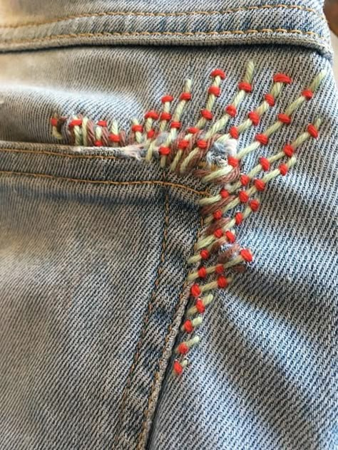 Visible Mending Jeans, Mending Jeans, Visible Mending Stitches, Embroidery Jeans Diy, Hantverk Diy, Boro Stitching, Mending Clothes, Clothes Embroidery Diy, Textile Art Embroidery