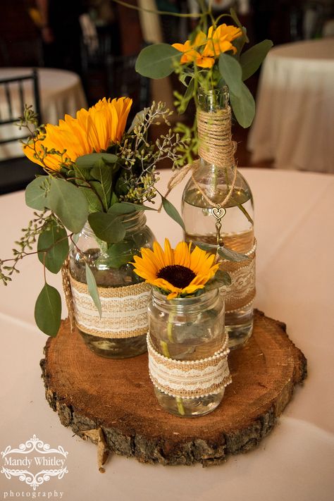 Sunflower Candle Centerpieces, Sunflower Centre Pieces, Easy Sunflower Centerpieces, Rancho Centerpieces, Wedding Decorations With Sunflowers, Sunflower Wedding Table Decorations, Sunflower Mason Jar Centerpieces, Rustic Sunflower Wedding Ideas, Fall Wedding With Sunflowers