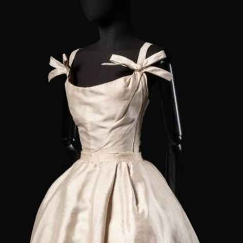 La Coquette Parisienne | ▪️Evening dress « Blandine », Christian Dior Haute Couture, Libre Line, Spring-Summer 1957, Paris, France, Ivory Aleutian fabric�... | Instagram 50s Couture Fashion, Christian Dior Dress Vintage, 1950s Dior Dress, 50s Dior, Dior White Dress, Vintage Dior Dress, 1950s Ball Gown, Haute Couture Bridal, Brand Moodboard