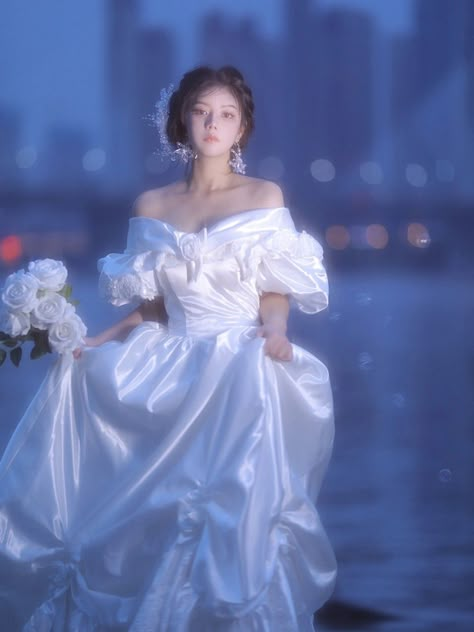 Era Victoria, Best Bride, Concept Photography, 파티 드레스, Old Fashion Dresses, Wedding Dress With Veil, Royal Dresses, Brides Wedding Dress, Dress Satin