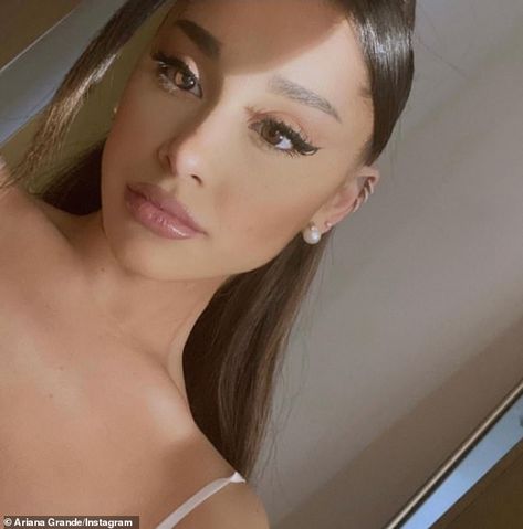 Ariana Grande 60s, Ariana Grande White Hair, Ariana Makeup, Ariana Grande White, Dalton Gomez, Japanese Diet, 60s Makeup, Daily Steps, Whimsical Fashion