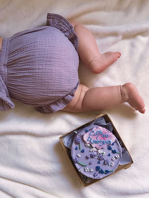 One Month Cake Baby Girl, One Month Baby Cake Ideas, 1month Baby Photo Shoot, 1 Month Baby Picture Ideas, One Month Baby Photoshoot, One Month Old Baby Pictures, Baby Fashion Girl Newborn, 2 Month Baby