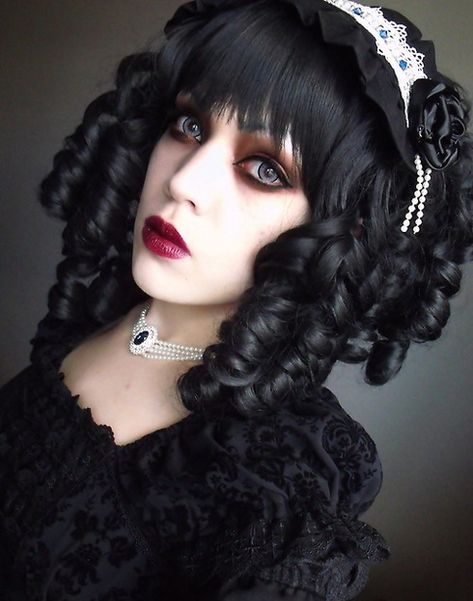 black curly hair Goth Glamour, Lush Hair, Gothic Hair, Goth Victorian, Gothic Culture, Black Curls, Headband Fashion, Gothic Hairstyles, Gothic Girl