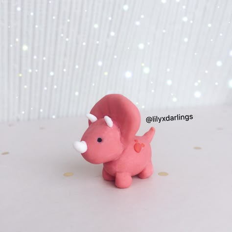 Polymer clay dinosaur from @lilyxdarlings on instagram Simple Clay Dinosaur, Clay Crafts Dinosaur, Mini Clay Dinosaur, Cute Clay Dinosaur, Clay Date Night Ideas, Easy Clay Dinosaur, Dinosaur Clay Art, Clay Challenge Ideas, Simple Clay Figures