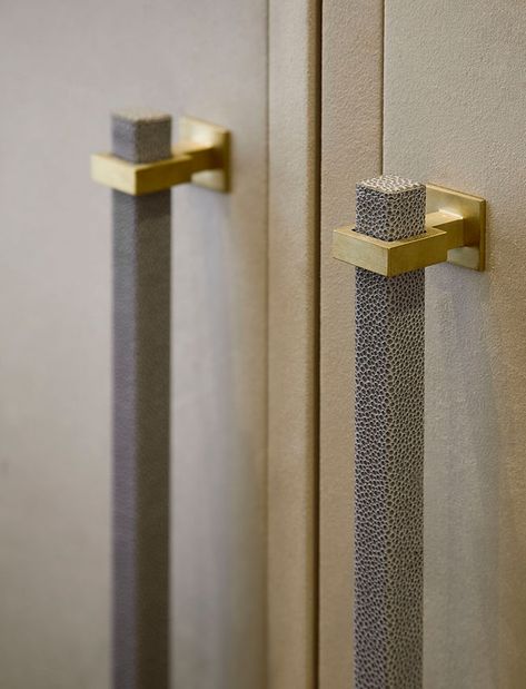 Surrey Country House - Laura Hammett Bespoke Handles, Laura Hammett, Bespoke Staircases, Door Handle Design, Wardrobe Door Handles, Door Handles Interior, Joinery Details, Interior Minimalista, Wardrobe Handles