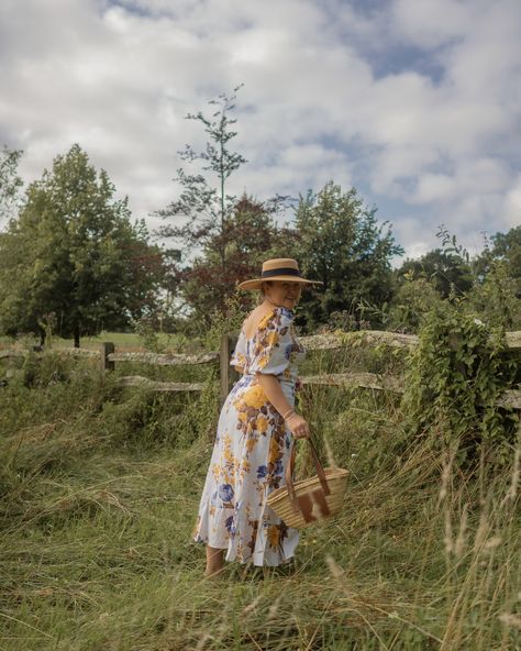 Multicoloured floral print dress with white background Straw Hat And Dress Outfit, Sombrero Outfit, Print Summer Dress, Floral Print Dress Summer, Plus Size Summer Dresses, Black Linen Dress, Girls Dresses Summer, Plus Size Summer, Black Ribbon