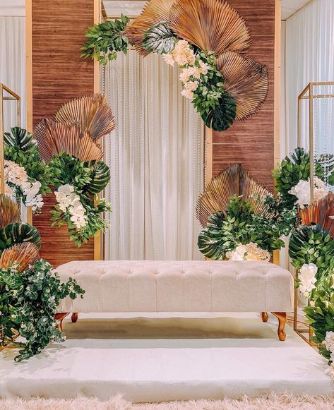 Palm Wedding Decor, Rustic Green Wedding, Mini Pelamin, Bridal Room Decor, Nikah Decor, Backyard Wedding Decorations, Dream Wedding Reception, Wedding Flower Design, Wedding Background Decoration