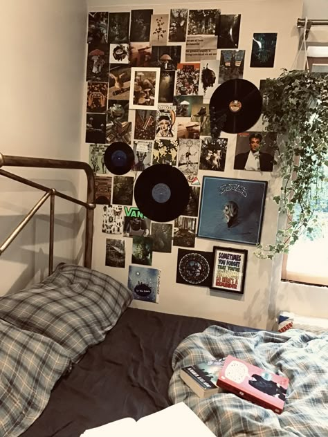 Wall Astetic Photos, Rock And Roll Aesthetic Bedroom, Astetic Bedding, Astetic Rooms Ideas, Indie Themed Bedroom, Band Bedroom Aesthetic, Room Ideas Music Theme, Room Decor Music Theme, Bedroom Ideas Astetic