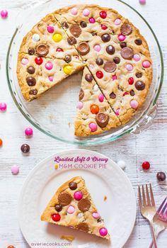 Loaded Soft and Chewy M&M Cookie Pie Dessert Crepes, Averie Cooks, M M Cookies, Dessert Simple, Bakery Ideas, Dessert Pizza, Cookie Pie, Eat Dessert, Sweets Treats