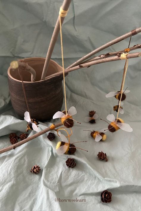 Pinecone Bee Craft, Preschool Forest School Activities, Diy Crafts Nature, Kids Bee Craft, Diy Forest Crafts, Bumble Bee Preschool Craft, Simple Nature Crafts, Pinecone Crafts For Toddlers, Waldorf Art Projects For Kids