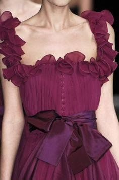 By Solange Soccol - Google e Flickr Elie Saab Fall, Burgundy Wine, Elie Saab, Fashion Details, Couture Fashion, Look Fashion, Beautiful Outfits, Runway Fashion, Paris Fashion Week