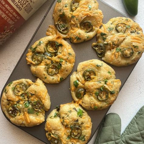 No Knead Jalapeño Cheddar Focaccia Muffins Focaccia Muffins, Organic Gluten Free Recipes, Jalapeno Cheddar, Biscuit Rolls, Recipes Baking, No Knead, Yummy Eats, Muffin Recipes, Sweet Savory