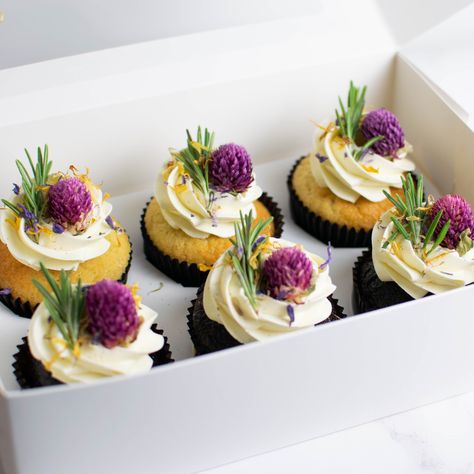 Organic Cupcakes, Rustic Theme Cupcakes, Cupcakes With Greenery, Real Flower Cupcakes, Beautiful Wedding Cupcakes, Edible Flowers On Cupcakes, Cupcakes With Real Flowers, Cupcakes With Fresh Flowers, Earthy Cupcakes