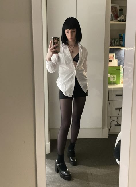 Female Manipulator Halloween Costume, Cool Women Halloween Costumes, Halloween Outfit Inspo 2023, Film Halloween Costumes Women, White Button Up Halloween Costume, Fantasia Mia Wallace, Mia Pulp Fiction Halloween, Halloween Costumes Pulp Fiction, Halloween Costumes For Dark Hair Women