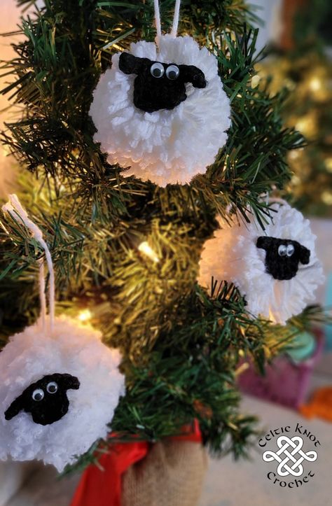 DIY Yarn Ornament - Celtic Knot Crochet Diy Yarn Ornaments, Holiday Party Crafts, Celtic Crafts, Clover Pom Pom Maker, Yarns Ornaments, Pom Pom Animals, Christmas Pom Pom, Sheep Crafts, Sharp Scissors