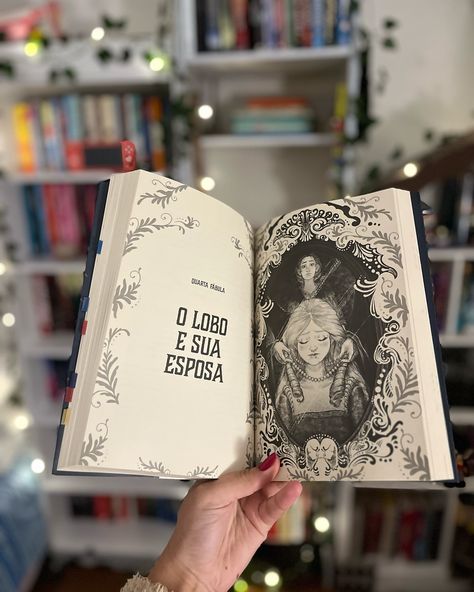 🩸Resenha: A LADRA AMALDIÇOADA Autora: Margaret Owen Editora: @editoraseguinteoficial Nota: ⭐️⭐️⭐️⭐️⭐️❤️ Na história acompanhamos Vanja, que após ter sido abandonada pela mãe numa floresta fria se torna afilhada da Morte e da Fortuna, e posteriormente uma criada num castelo estilo idade medieval em um mundo cheio de magias e segredos; dominado pelo poder, desejo e ganância. Ela logo percebe que se quiser fugir das escolhas e situações que foi imposta ela precisa ser esperta, precisa arruma... Coffee And Books, Book Girl, I Love Books, Love Book, Book Lists, Book Journal, Book Club Books, Book Club, Sailor Moon