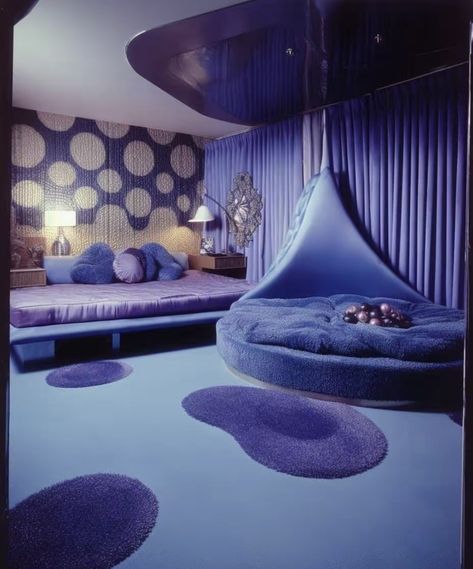 rick james’ house - (1979) Retro Futurism Interior, Groovy Interiors, Retro Futuristic Interior, Futuristic Bedroom, Mod House, Futuristic Interior Design, 70s Interior Design, 80s Interior Design, Location Design