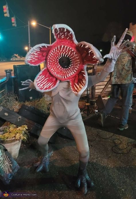 Stranger Things Props, Diy Demogorgon, Demogorgon Costume, Stranger Things Demogorgon, Gender Bending, Homemade Costume, Costume Works, Halloween Costume Contest, Fright Night