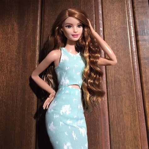 1,187 Likes, 25 Comments - 𝒞𝒽𝒶𝓃ℯ𝓁 𝒪𝒷ℯ𝓇𝓁𝒾𝓃 (@itschaneloberlin) on Instagram: “Chocolate mint 🍫 #barbiestyle” Chanel Oberlin, Baby Barbie, Barbie Fashionista Dolls, Wedding Doll, Barbie Dress Fashion, Girls Support Girls, Chocolate Mint, Barbie Fashionista, Barbie Dream