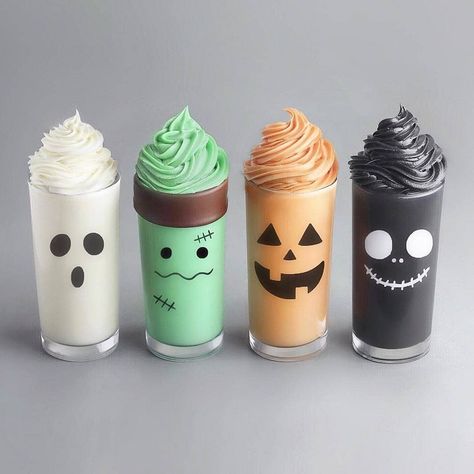 Halloween smoothies Kawaii Dessert, Smoothie Cup, Rainbow Food, Cute Baking, Halloween Desserts, Nice Cream, Kawaii Food, Cute Desserts, Dessert Drinks