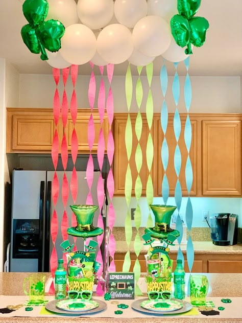 I thought this was the cutest setup for my boys to wakeup too on St. patrick’s day 2022. St Patricks Day Rainbow Decorations, At Patrick’s Day Party Decor, St Pattys Day Birthday Party, Saint Patrick’s Day Ideas For Kids, St Patrick's Party Ideas, St Pattys Decorations Diy, Fun Saint Patricks Day Activities, Saint Patrick's Day Party Decorations, Saint Patrick's Day Party Food