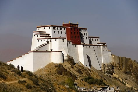 Shigatse, Tibet)    Tibetans walk around the rebuilt Samdrubtse Dzong fortress Asian Architecture, Building Concept, Landscape Concept, Fantasy City, Chinese Architecture, Fantasy Places, Women Travel, Ancient Architecture, Environment Design