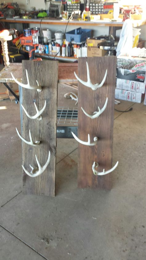 Deer Antler Hat Rack Diy, Farmhouse Hat Rack Ideas, Deer Horn Hat Rack, Deer Horn Projects, Deer Rack Decor Ideas, Cool Hat Rack Ideas, Diy Western Hat Rack, Things To Do With Deer Antlers Diy, Western Hat Rack Ideas