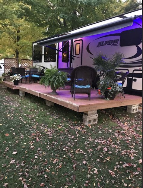 Trailer Deck Decorating Ideas, Cozy Campsite Ideas, Camper Living Outdoor Decor, Travel Trailer Patio Ideas, Deck Around Camper, Caravan Outdoor Setup, Camping Yard Ideas, Outdoor Camper Ideas, Camping Deck Ideas Patio