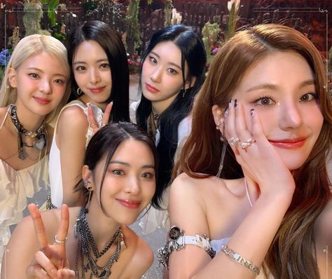 #itzy Itzy Group Photo, Itzy Group, Shy Girls, Imaginary Friend, Group Photo, Golden Girls, Group Photos, Mood Pics, Photo Cards