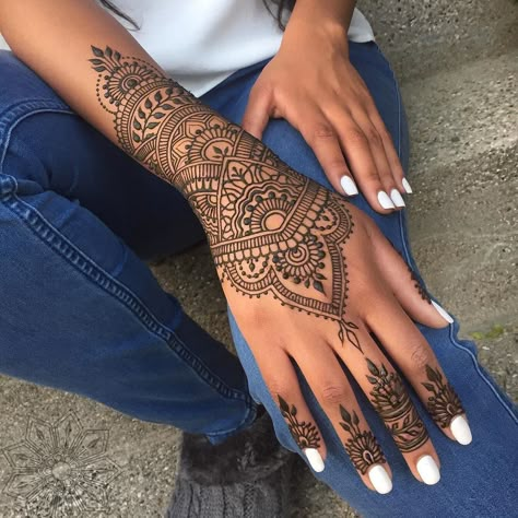 tbt open leaves...and closed leaves... happy Thursday! Cool Henna Tattoos, Cool Henna, Daisy Tattoo Designs, Henne Tattoo, Henna Inspired Tattoos, Finger Henna Designs, Henna Tattoo Hand, Henna Inspo, Henna Tattoo Designs Hand