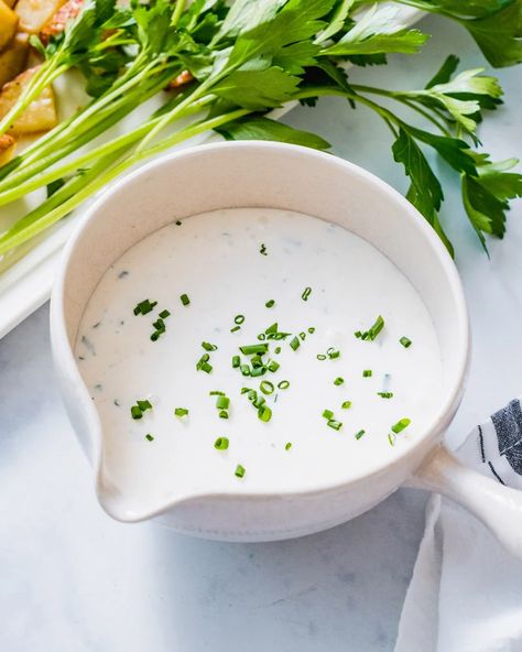 This sour cream sauce with chives is fast and easy: stir it up in just 5 minutes! Use it as a dip for potatoes or to drizzle over fish. #sourcream #sourcreamsauce #sourcreamrecipe #easysauce #fastsauce