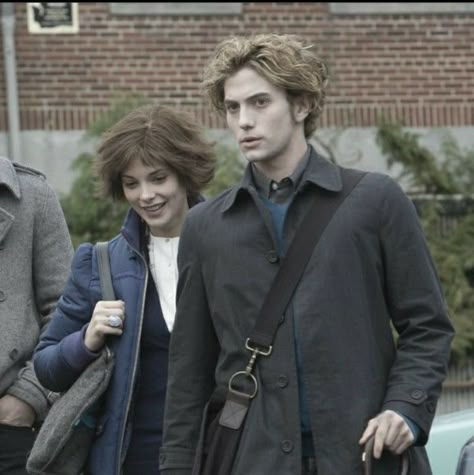 jackson rathbone as jasper hale and ashley greene as alice cullen on the behind the scenes of twilight Jasper Twilight, Alice Twilight, Alice And Jasper, Twilight Scenes, Jasper Hale, Jackson Rathbone, Twilight Cast, Twilight Photos, Twilight Film