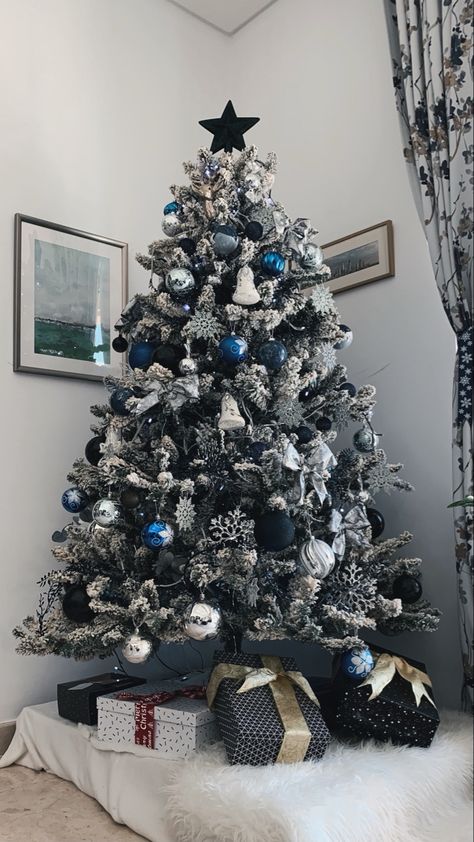 Black Blue Christmas Tree, Black And Navy Christmas Tree, Tree With Black Ornaments, Black White Blue Christmas Decor, Silver White Blue Christmas Tree, White Silver Blue Christmas Tree, Black White Blue Christmas Tree, Blue And Silver Christmas Decor Ideas, Black White And Blue Christmas Tree