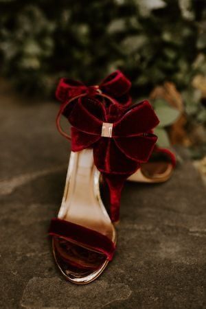 Rose Wedding Shoes, Winter Wedding Shoes Bride, Winter Wedding Intimate, Christmas Wedding Inspiration Dresses, Winter Wedding Bride Shoes, Chic Christmas Wedding, Christmas Wedding Decorations Table, Red Winter Wedding Theme, Christmas Wedding Elegant