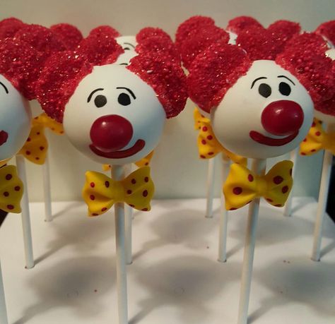 Clown Cake Pops, Circus Theme Cake Pops, Circus Theme Snacks, Carnival Party Treats, Carnival Cake Pops, Circus Cake Pops, Clown Husbandry, Circus Treats, Circus Birthday Cake